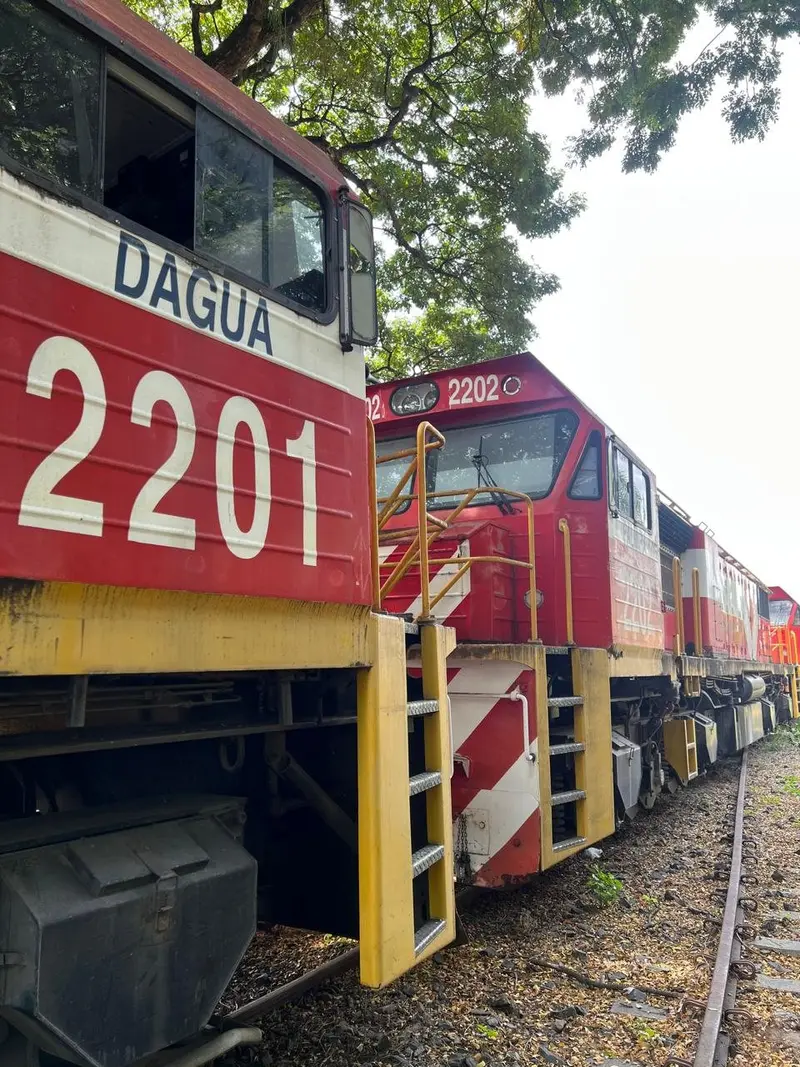 Locomotoras 2201 «Dagua» y 2202 estacionadas en fila