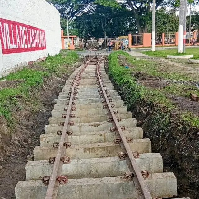 Tramo de vía con traviesas de concreto entre muros