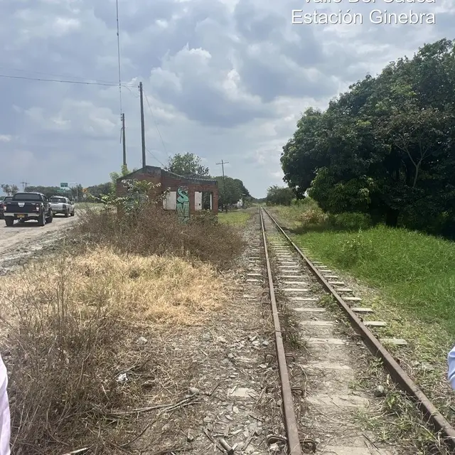 Vía junto a la antigua estación, con pasto seco a un lado