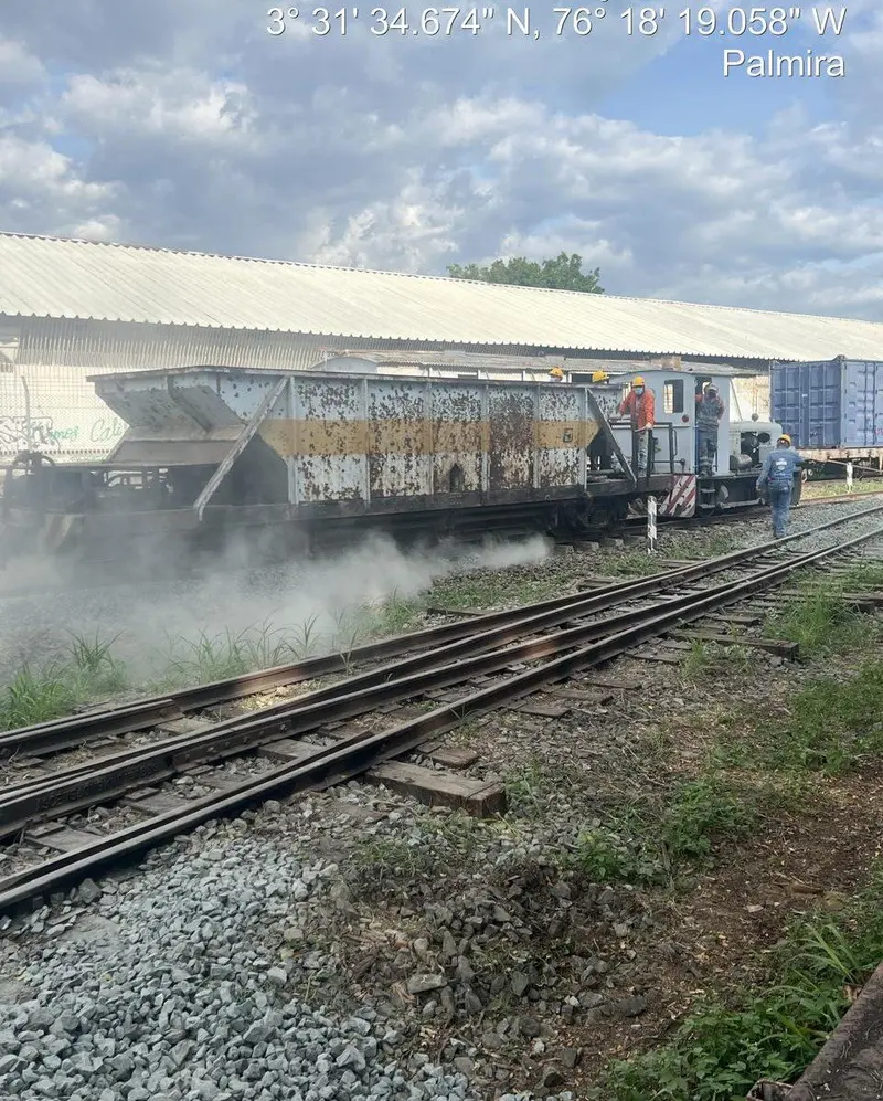 Tren de trabajo descargando balasto sobre la vía