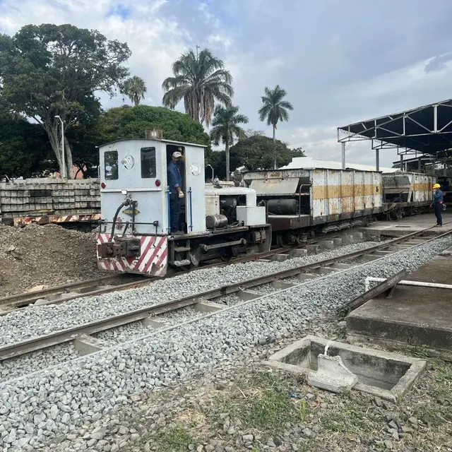 Locomotora de maniobras con vagones plataforma en el patio