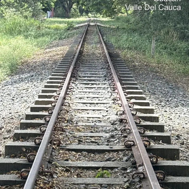 Vía férrea recta con traviesas y balasto