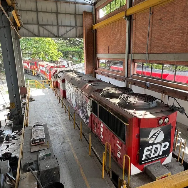 Locomotoras dentro de un taller ferroviario cubierto